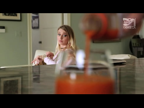 ❤️ 大奶子和紧身小穴的辣妹子从失败者那里得到鸡巴，但很硬 at us